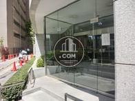 正面玄関の扉は大きなガラス製です