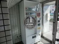 タバコの自動販売機があります