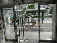 目の前にバス停があります