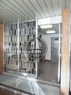 格子状の特徴的なデザインの玄関口
