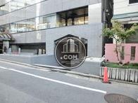 前面歩道から玄関を撮影