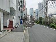 線路沿いにあります
