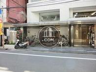 ビルの左脇に入口があります