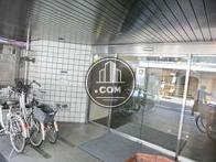 エントランス前には自転車が置かれています