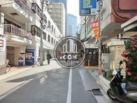 西新宿駅側の前面道路