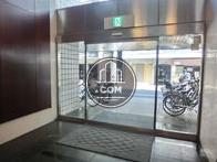 エントランス側からみた正面入口