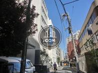 エントランス側にも袖看板があります