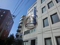 エントランス上部に袖看板があります