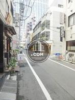 玄関前の落ち着いた通り