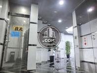 ミラーパーツを多用する事でより空間が広く感じます