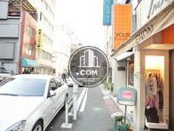周辺は美術品を扱う店舗が立ち並びます