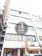 建物の中心にエントランスがあります