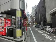 靖国通りから見た側道です