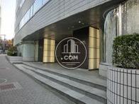 エントランス前は段差があります