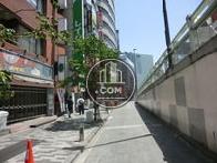 駅からの人通りが多く見受けられます