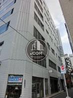 路地の反対側はビルがたっています