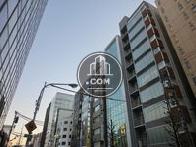 オフィスビルが建ち並びます