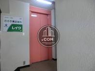 ピンク色が印象的なエレベーターです