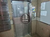 鏡張りのエレベータードア