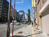 正面玄関前の通り