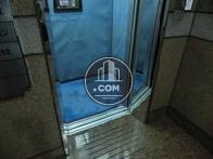 明るいエレベーター内です