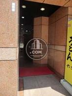 こちらを進むとエントランスがあります