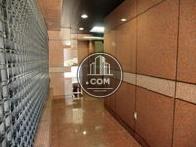 奥行きのあるエントランスです