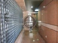 御影石造りで光沢感あり