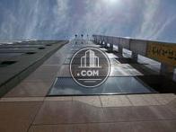 スマートなたたずまいのオフィスビル