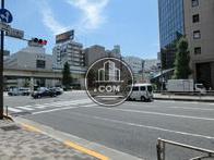 交通量は多く活気があります