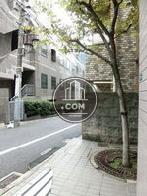 植木のある敷地内