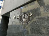 正面入り口部分の漆黒のデザインがお洒落ですね