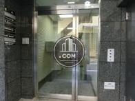 入口手前には小さな階段があります