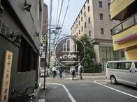 周辺は閑静なオフィス街です