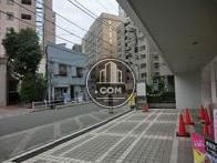 前面に歩道があります