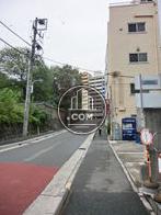 緩やかな登り坂の途中にあります