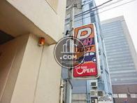 隣にコインパーキングがあります
