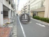 前面道路右側です