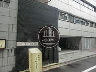 スタイリッシュな入口が印象的です