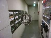集合ポストがエントランス奥にあります