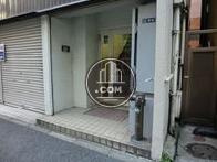コンパクトサイズの入口です