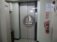 シンプルな色遣いのエントランス扉です