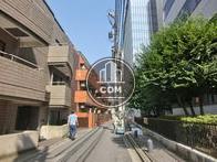 やや細い路地です