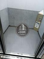 エレベーター内部