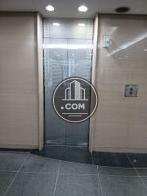 シルバーのエレベーターです