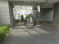 広々とした正面玄関