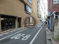 建物の前の通りは路地の為静かです