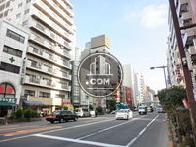 目白通り九段方面（写真中心が物件です）