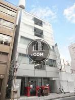 各フロアに大きなサイズのガラス窓を採用