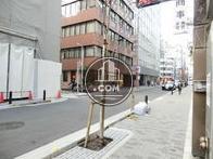 玄関口前の綺麗に舗装された歩道